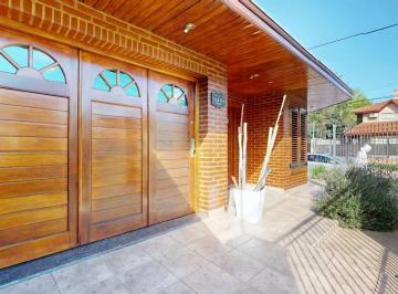 Casa · 215m² · 5 Ambientes · 2 Cocheras · Casa Chalet Venta Quilmes 6 Ambientes Apto Credito