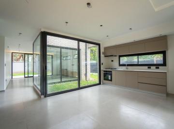Casa · 125m² · 5 Ambientes · 4 Cocheras · Casa en Venta a Estrenar 3 Dorm.. City Bell.