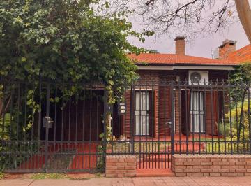 Casa · 155m² · 6 Ambientes · 2 Cocheras · Casa de Tres Dorm. con Pileta