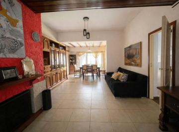 Casa · 130m² · 5 Ambientes · 1 Cochera · Excelente Casa en Adrogue, 5 Ambientes