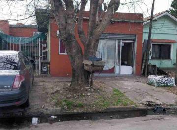 Casa · 99m² · 3 Ambientes · 1 Cochera · Venta de Casa con Local en Temperley a Reciclar