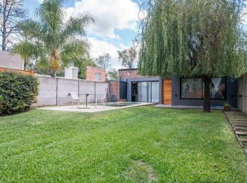 Casa · 100m² · 2 Ambientes · Moderna Casa de 1 Dormitorio con Pileta