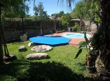 Casa · 198m² · 7 Ambientes · 1 Cochera · Venta de Dos Casas con Piscina en Cno del Andaluz