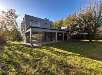 Casa · 202m² · 5 Ambientes · 2 Cocheras · Casa en Barrio San Matias de 5 Ambientes