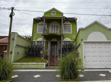 Casa · 238m² · 7 Ambientes · 2 Cocheras · Hermosa Casa con Pileta Apta Crédito