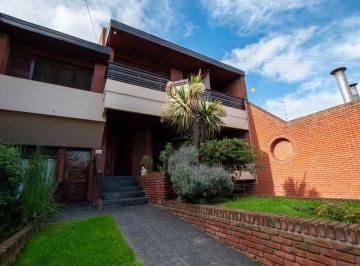 Casa · 432m² · 5 Ambientes · 4 Cocheras · Casa 5 Ambientes con Patio y Quincho Parque Luro