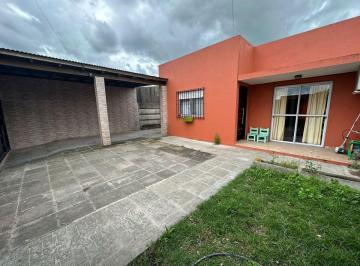 Casa · 121m² · 5 Ambientes · 2 Cocheras · Venta Lote 2 Casas 3 Amb Pileta Cochera Navarro