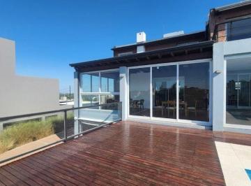 Casa · 330m² · 9 Ambientes · Casa en Alquiler Cinco Lomas 3 Dorm Pileta Quincho