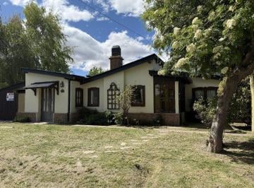 Casa · 128m² · 7 Ambientes · 1 Cochera · Casa en Esquel con Patio 3 Domitorios Apto Crédito