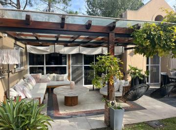 Casa · 247m² · 8 Ambientes · 3 Cocheras · Casa en Venta en 1 Planta 8 Ambientes