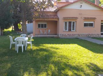 Casa en Alquiler de 8 ambientes  · Confortable Chalet Rodeado de Parques y Plantaciones.