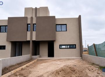PH · 147m² · 3 Dormitorios · 2 Cocheras · PH en Rincones de Manantiales