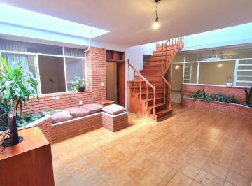 Casa de 7 ambientes, Rosario · Apto Crédito. Casa de Pasillo Excelente Estado - 4 Dorm. 2 Baños, Terraza y Parrillero.
