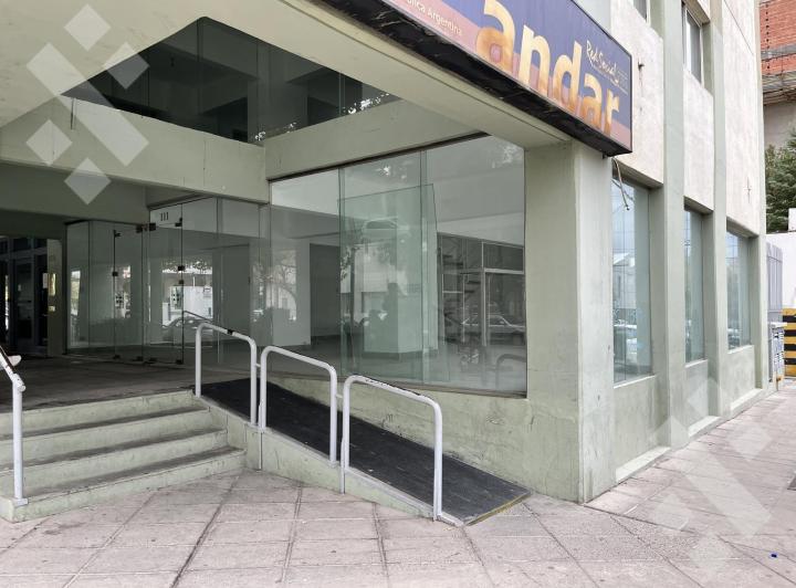 Local comercial · 180m²