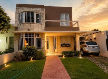 Casa · 210m² · 9 Ambientes · 3 Cocheras · Casa 4 Dorm. Zona Norte