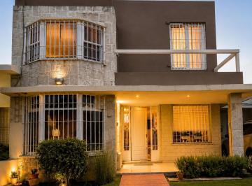 Casa · 210m² · 9 Ambientes · 3 Cocheras · Casa 4 Dorm. Zona Norte