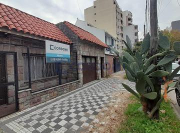 Casa · 219m² · 8 Ambientes · 1 Cochera · Venta de Casa en Lanús Oeste Sobre Lote de 8.66 X 41 Ideal Emprendimiento o Inversor