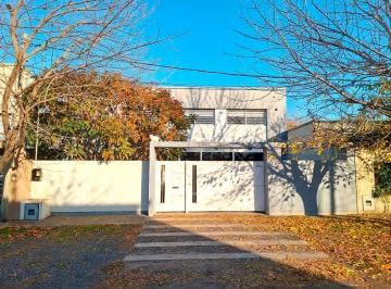 Casa · 235m² · 5 Ambientes · 2 Cocheras · Casa de Tres Dorm. en Gonnet