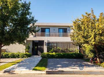 Casa · 301m² · 6 Ambientes · 2 Cocheras · Casa en Venta en Ayres Plaza