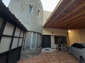 Casa · 350m² · 7 Ambientes · 2 Cocheras · Casa con Pileta en Venta (7 Ambientes) Las Heras