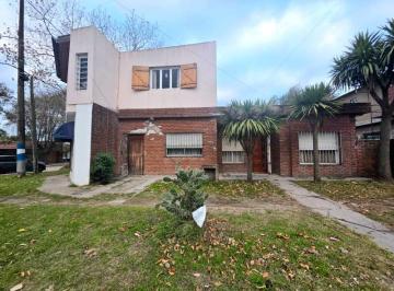 Casa · 184m² · 7 Ambientes · Oportunidad! Venta 2 Casas Independientes Mas Local Acepta Permuta