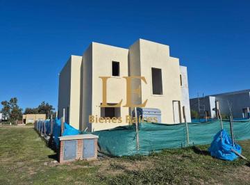 Casa · 185m² · 5 Ambientes · 2 Cocheras · Venta Casa en El Barrio Santa Elisa, Pilar del Este. Pilar