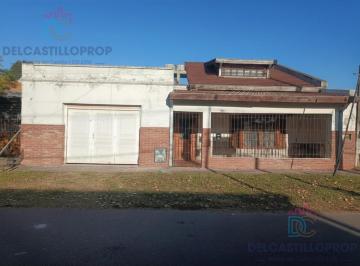 Casa · 175m² · 4 Ambientes · 1 Cochera · Casa Familiar con Diseño y Potencial Comercial en Barrio Residencial