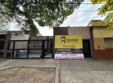 Casa de 5 ambientes, General San Martín · Casa Multifamiliar con Cochera y Fondo Libre, Sobre Lote de 10 X 50 m, en Excelente Ubicacion