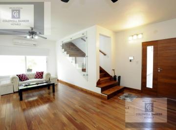 Casa · 210m² · 4 Ambientes · 1 Cochera · Casa en Sarandi
