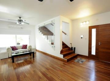 Casa · 210m² · 4 Ambientes · 1 Cochera · Casa en Sarandi