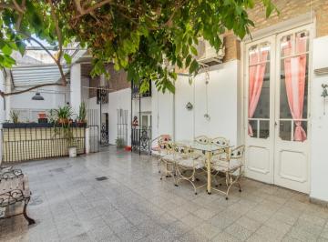 Casa · 112m² · 5 Ambientes · 1 Cochera · Oportunidad Única 5 Amb y Oficina. 2 Baños, Garaje, 2 Patios, Lavadero y Terraza.