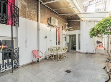 Casa · 112m² · 5 Ambientes · 1 Cochera · Oportunidad Única 5 Amb y Oficina. 2 Baños, Garaje, 2 Patios, Lavadero y Terraza.