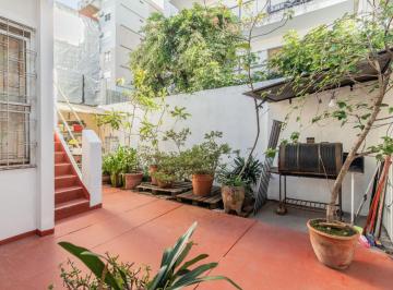 Casa · 112m² · 5 Ambientes · 1 Cochera · Oportunidad Única 5 Amb y Oficina. 2 Baños, Garaje, 2 Patios, Lavadero y Terraza.