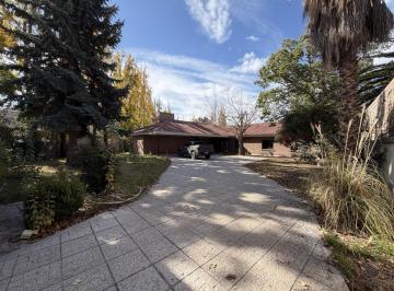 Casa · 416m² · 8 Ambientes · 4 Cocheras · Importante Esquina en Venta Chacras de Coria 4691 m²