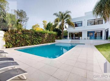 Casa · 500m² · 5 Ambientes · 2 Cocheras · Venta Casa San 5 Ambientes con Pileta en Carlos Country Club