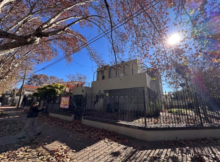 Casa · 290m² · 4 Ambientes · 3 Cocheras