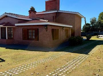 Casa · 307m² · 7 Ambientes · 3 Cocheras · Casa en Venta 3 Dorm., 2 Baños, Quincho, Pileta. B Los Manantiales, Carlos Paz