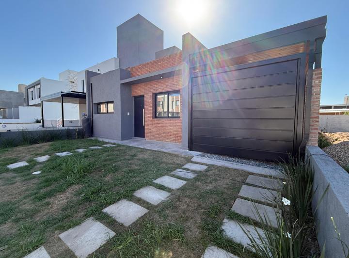 Casa · 128m² · 5 Ambientes · 2 Cocheras
