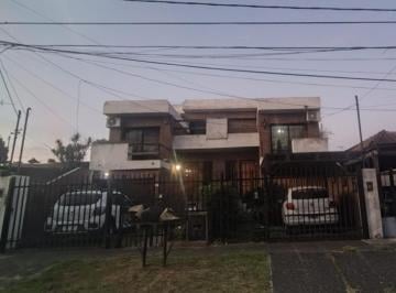 Casa · 135m² · 5 Ambientes · 2 Cocheras · Duplex en Venta de 4 Dorm. en Castelar | Cochera, Parque y Excelente Ubicacion