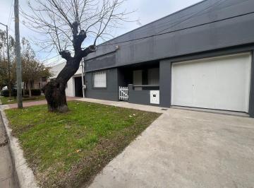 Casa · 400m² · 3 Ambientes · 1 Cochera · Casa en Venta con Departamento/quincho Al Fondo