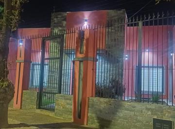 Casa · 392m² · 3 Cocheras · Casa en Alquiler de 4 Dorm. en Barrio Santa Angela, Godoy Cruz