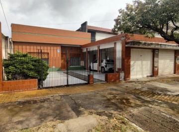 Casa de 5 ambientes, Avellaneda · Casa con Cochera, Patio y Local en Venta – Wilde, Avellaneda