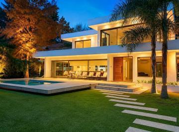 Casa · 254m² · 8 Ambientes · 1 Cochera · El Barranco - Exclusiva Casa de Diseño Entre Arboleda, Lago y Luz Natural