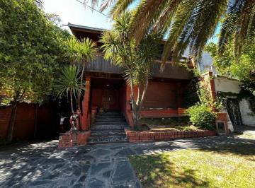 Casa · 254m² · 7 Ambientes · 1 Cochera · Importante Chalet en Barrio Constitución