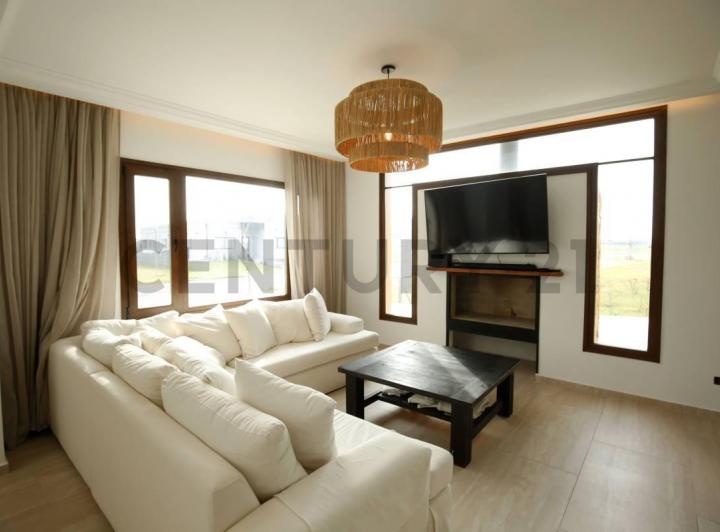 Casa · 568m² · 5 Ambientes · 6 Cocheras