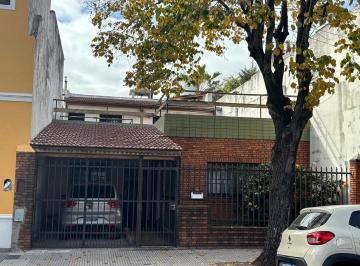 Casa · 175m² · 4 Ambientes · 1 Cochera · Solida Casa en 1 Planta con 3 Dormis, Quincho y Gran Terraza