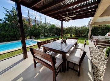 Casa · 253m² · 4 Ambientes · 3 Cocheras · Casa en Venta Nuevo Quilmes 3 Dorm.