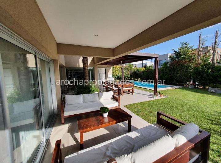 Casa · 253m² · 5 Ambientes · 3 Cocheras