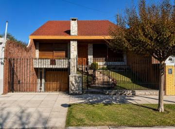 Casa · 253m² · 5 Ambientes · 1 Cochera · Chalet 5 Amb C/gran Jardín, Garaje, Lavadero y Más