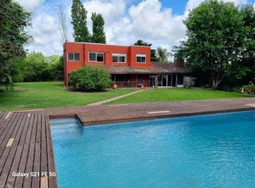 Casa de 7 ambientes, Berazategui · Casa con 2400 m² y 5 Habitaciones en Venta en El Pato